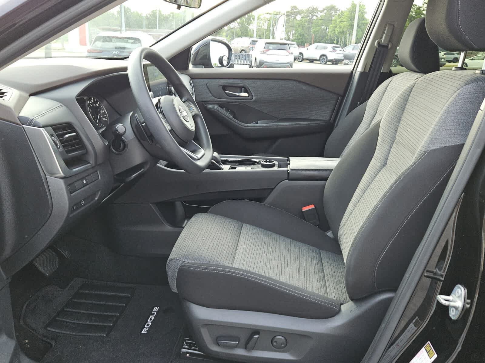 Used 2023 Nissan Rogue SV AWD/4WD image 3