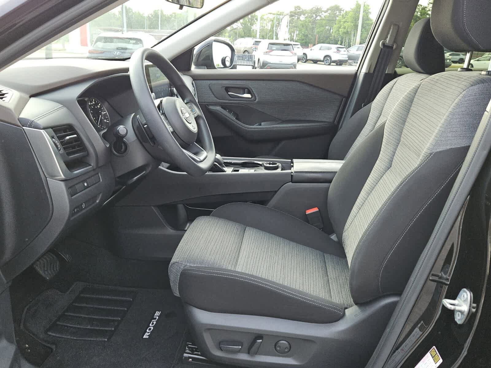 Used 2023 Nissan Rogue SV AWD/4WD image 3