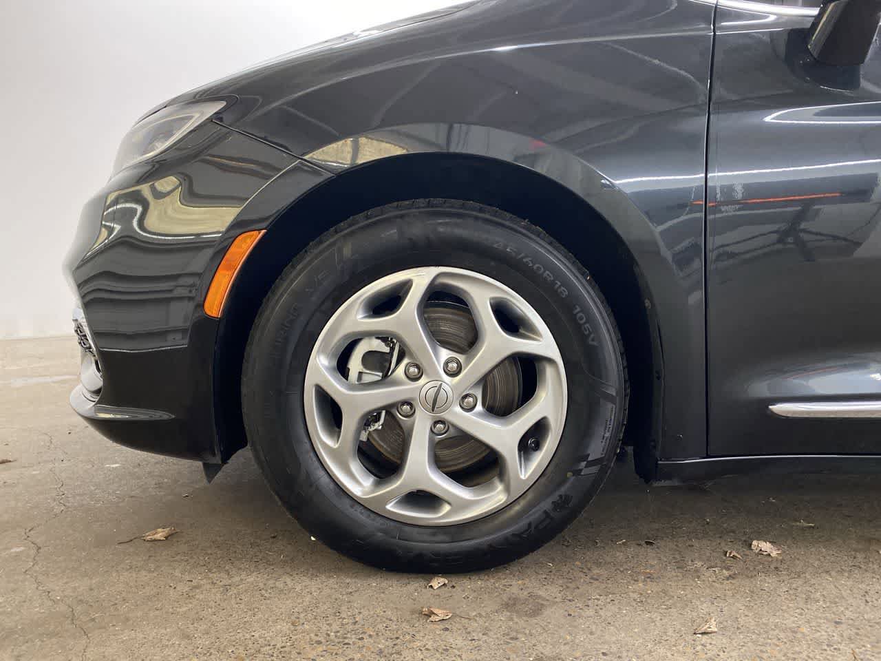 Used 2023 Chrysler Pacifica Limited image 12