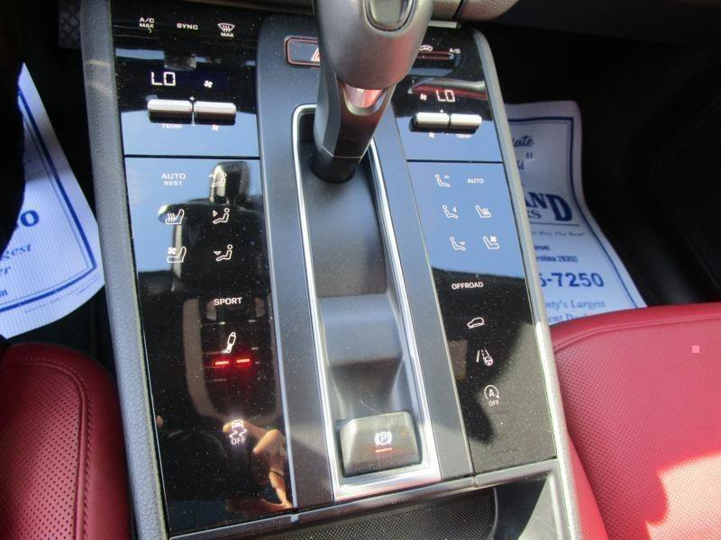 Used 2023 Porsche Macan AWD/4WD image 16