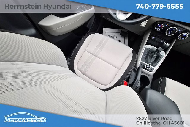Used 2023 Hyundai Venue SEL image 13