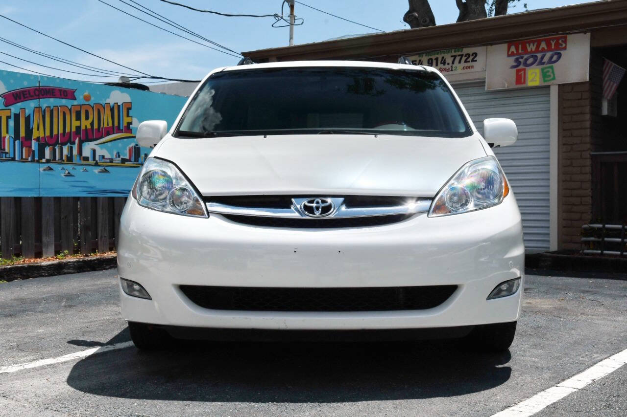 Used 2010 Toyota Sienna XLE Limited FWD image 4