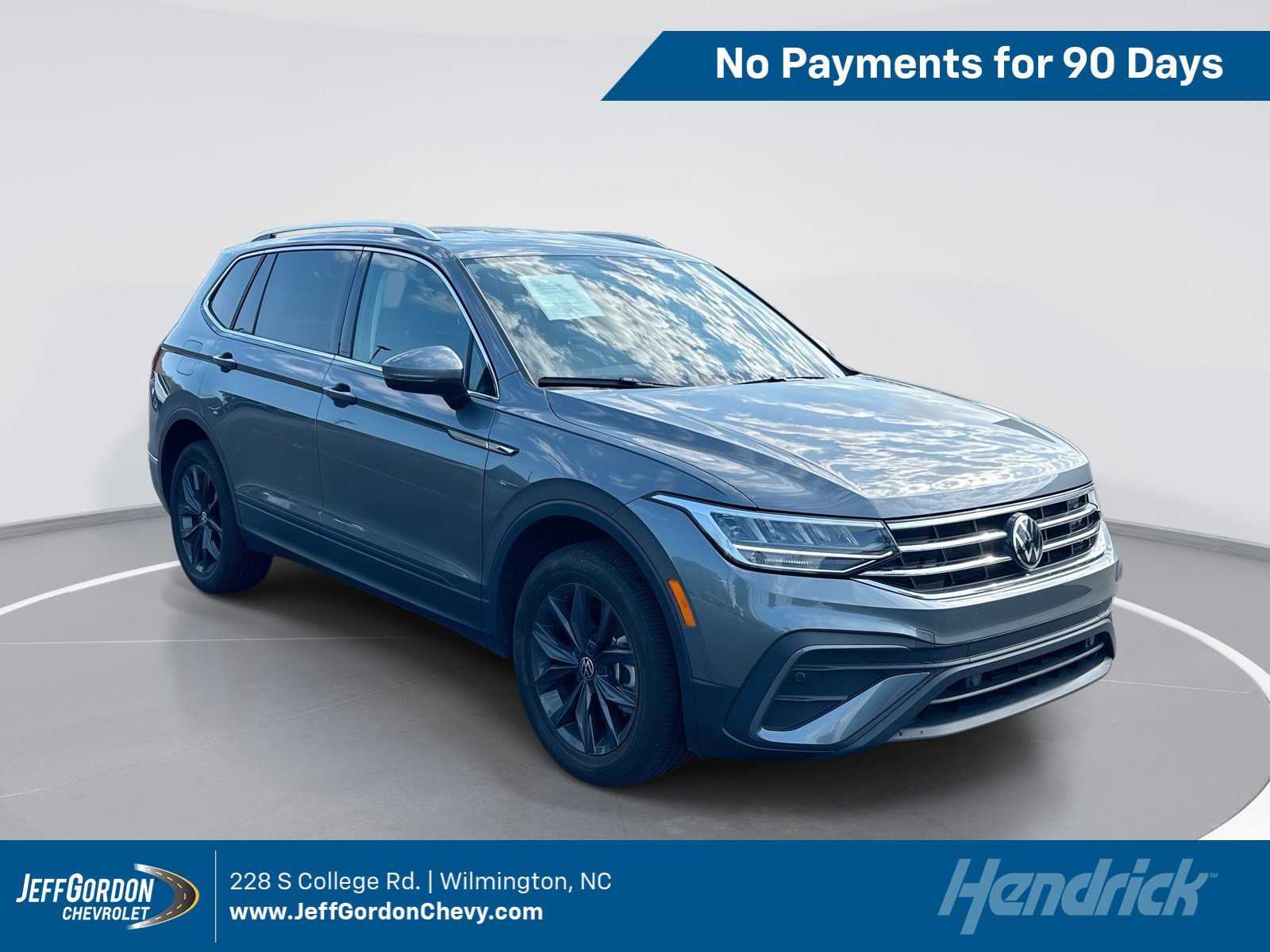 Used 2024 Volkswagen Tiguan SE FWD image 1