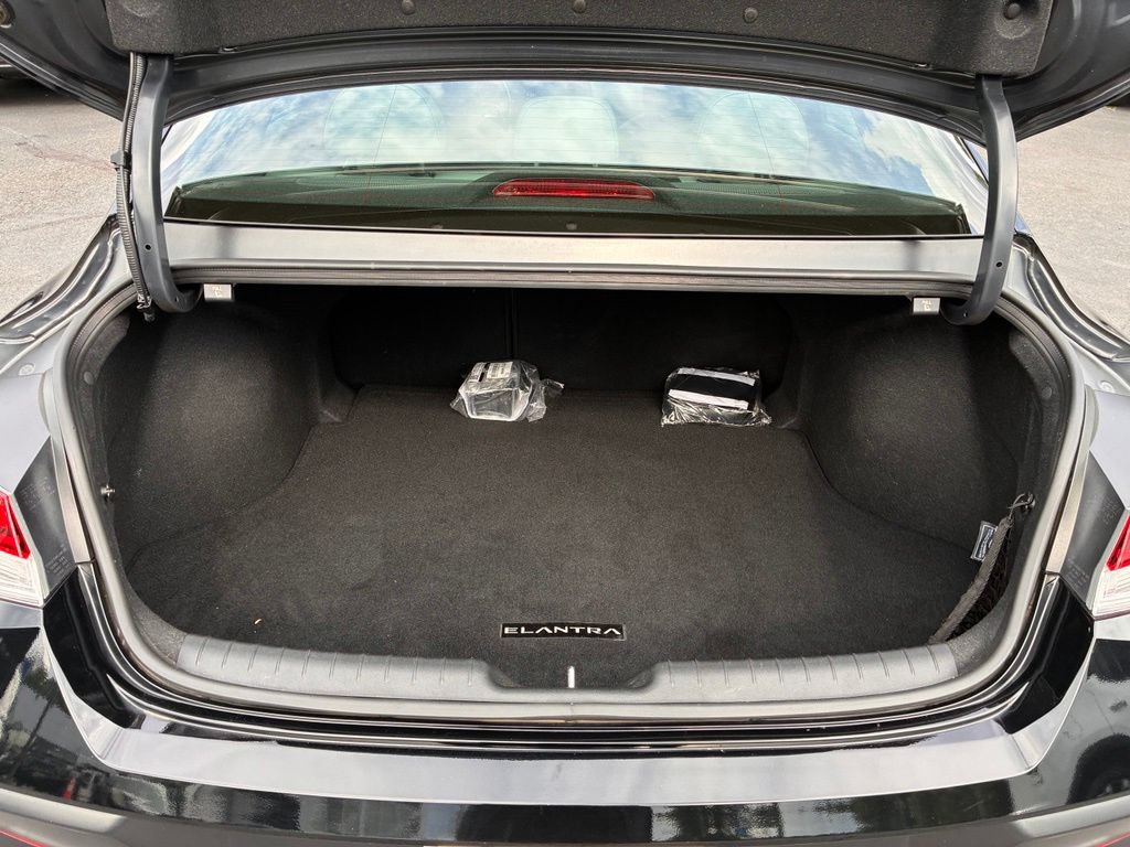 Used 2025 Hyundai Elantra Limited w/ Cargo Package FWD image 12