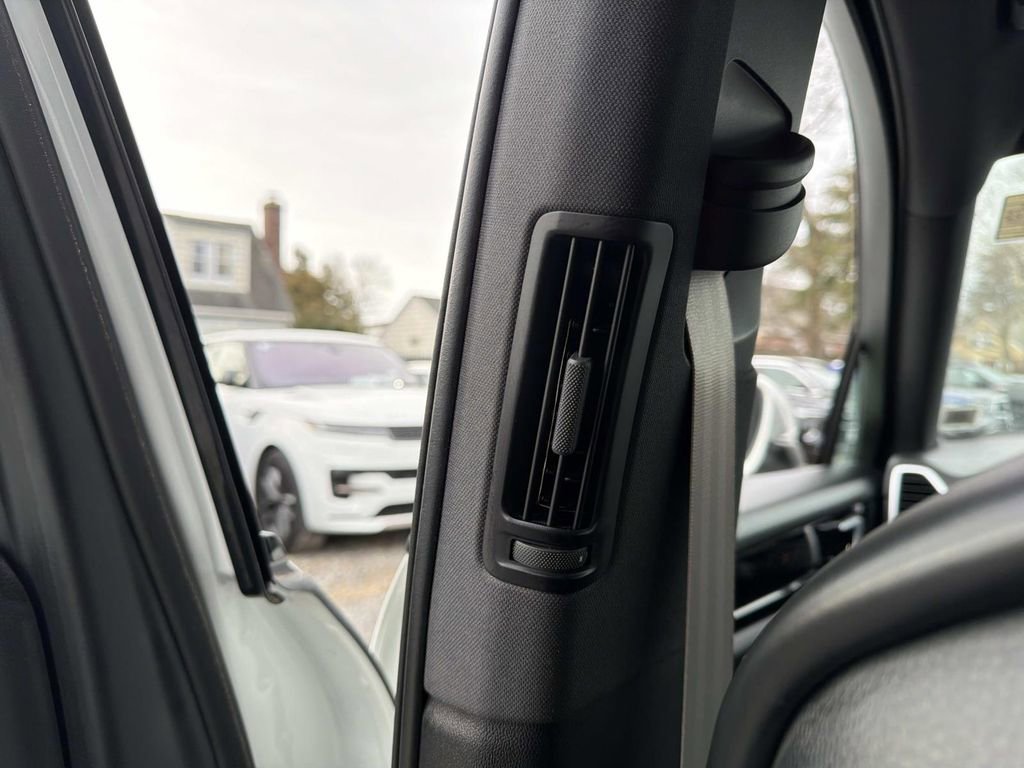 Used 2023 Porsche Cayenne Platinum Edition image 26