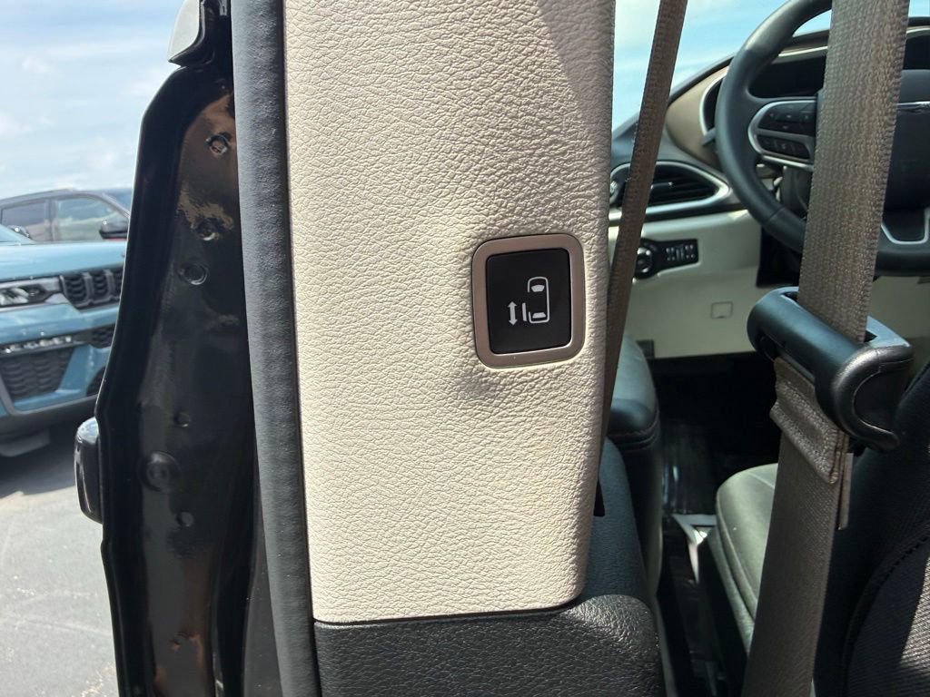 Used 2018 Chrysler Pacifica Touring Plus w/ Tire & Wheel Group FWD image 29