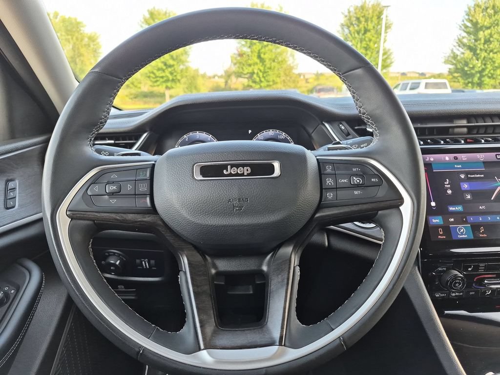 Used 2023 Jeep Grand Cherokee L Limited AWD/4WD image 17
