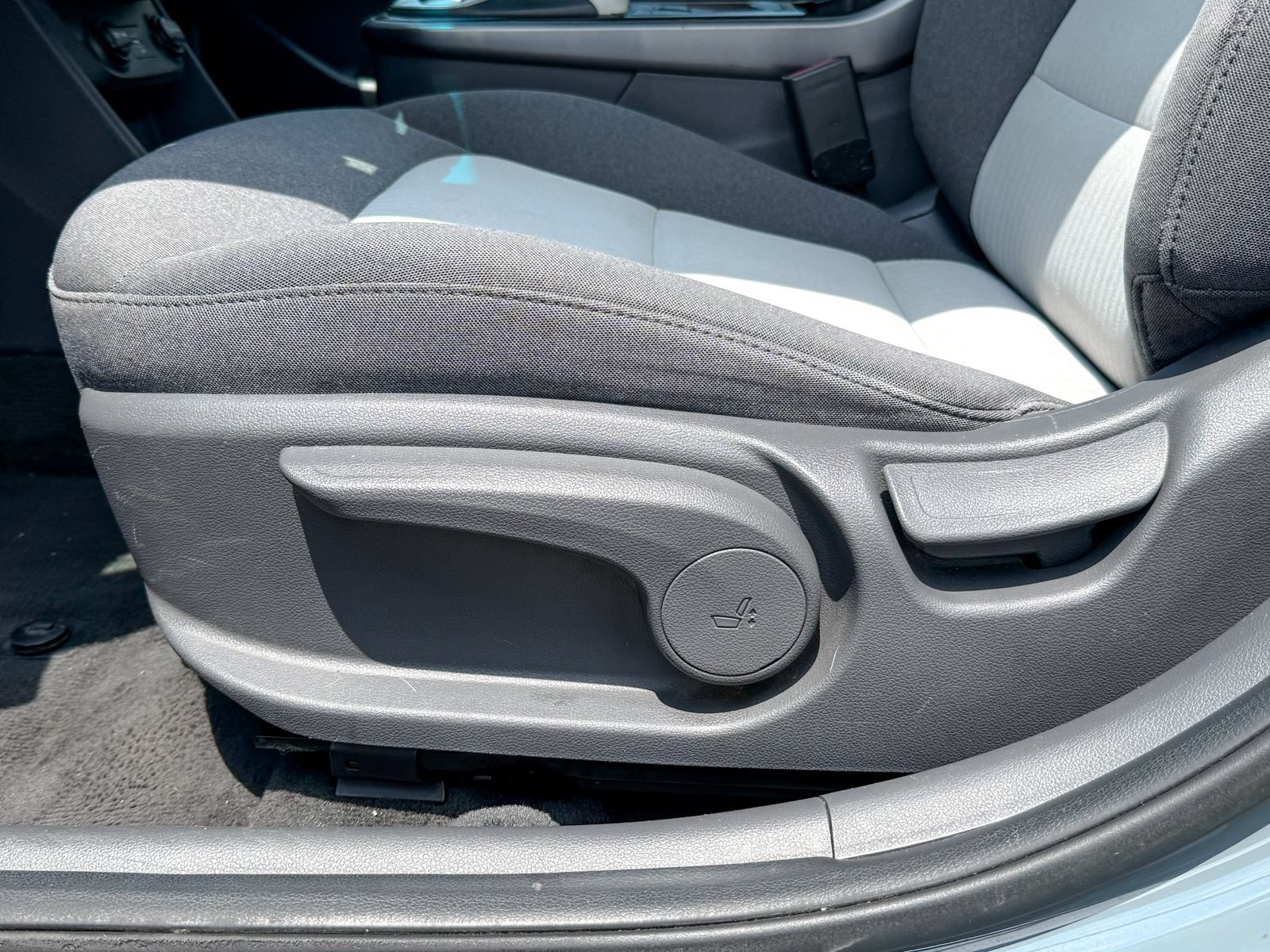 Used 2020 Hyundai Ioniq SE FWD image 18