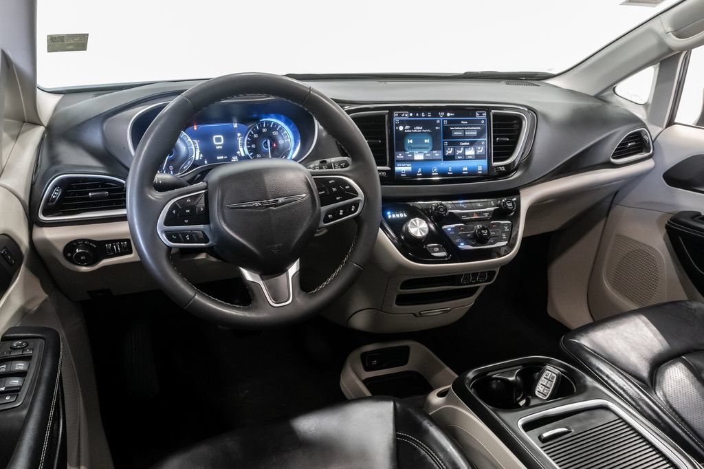 Used 2023 Chrysler Pacifica Touring-L FWD image 7