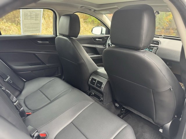 Used 2018 Jaguar XE Premium image 17