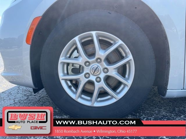 Used 2024 Chrysler Pacifica Touring-L FWD image 11