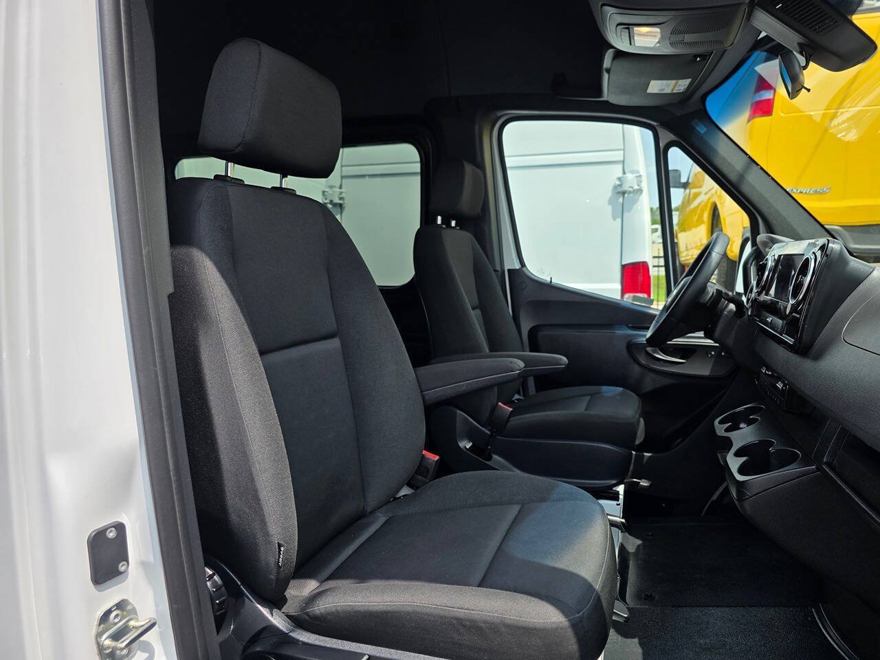 Used 2025 Mercedes-Benz Sprinter 2500 image 10