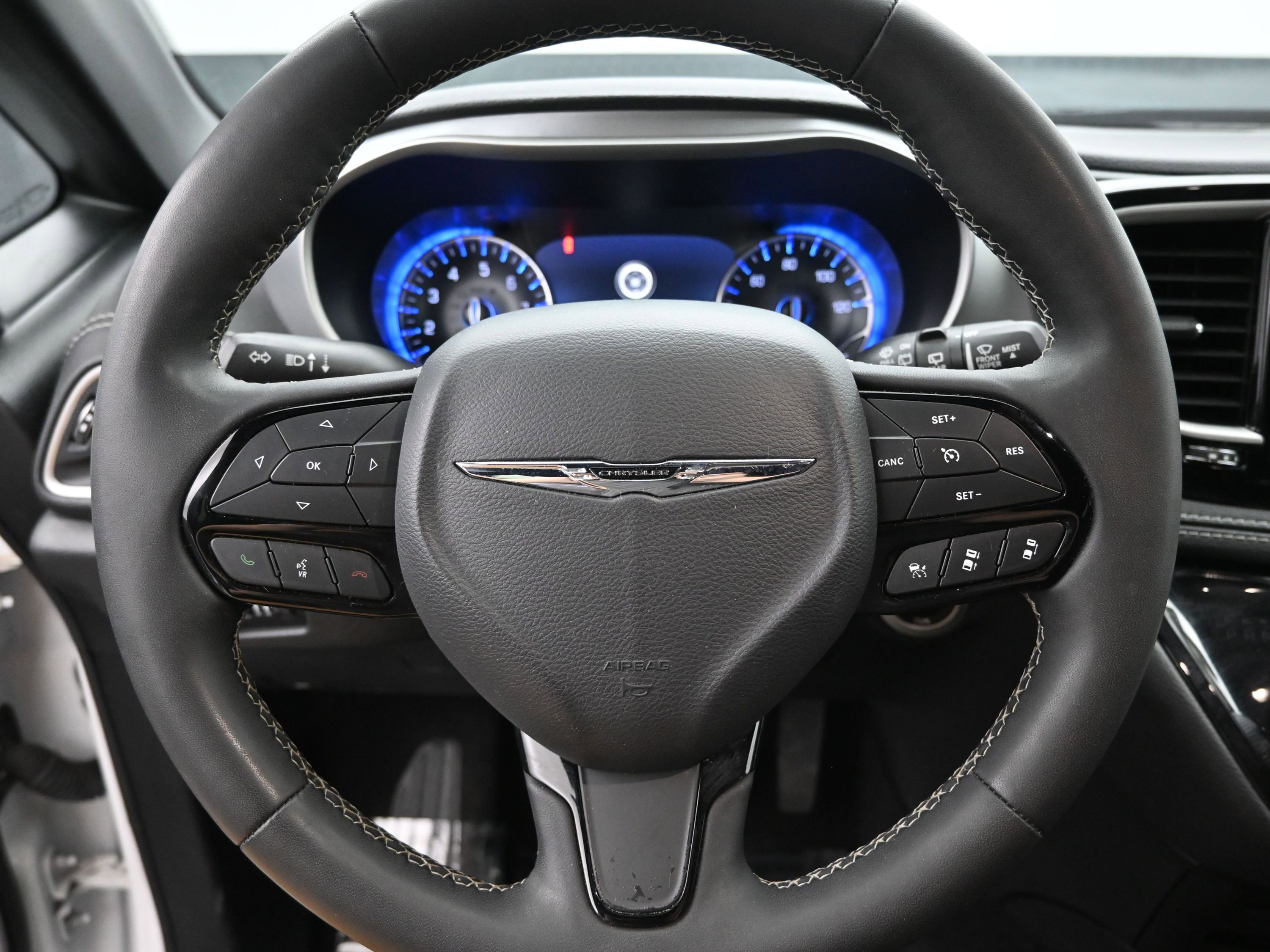 Used 2023 Chrysler Pacifica Touring FWD image 13