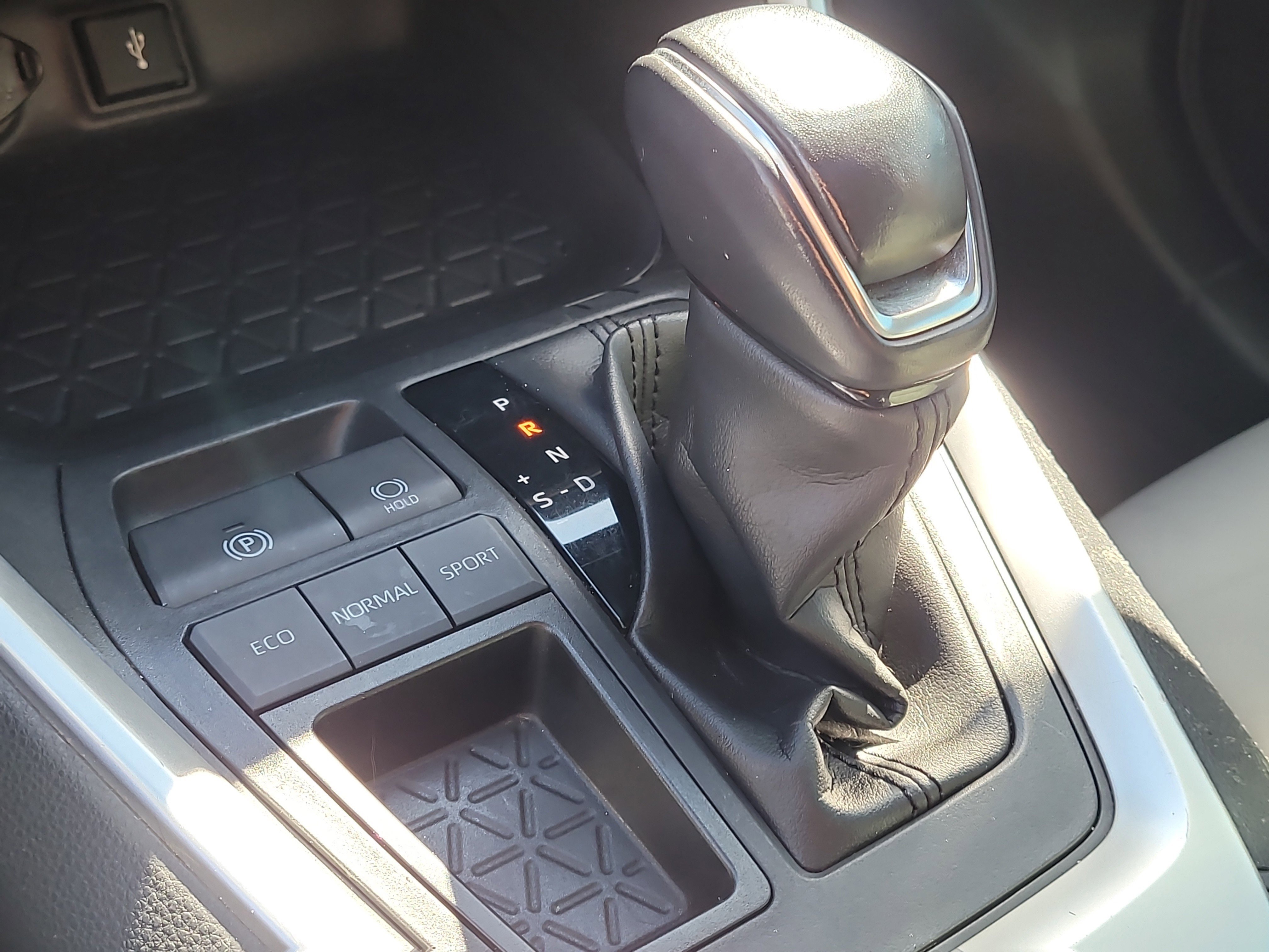 Used 2020 Toyota RAV4 XLE Premium image 29