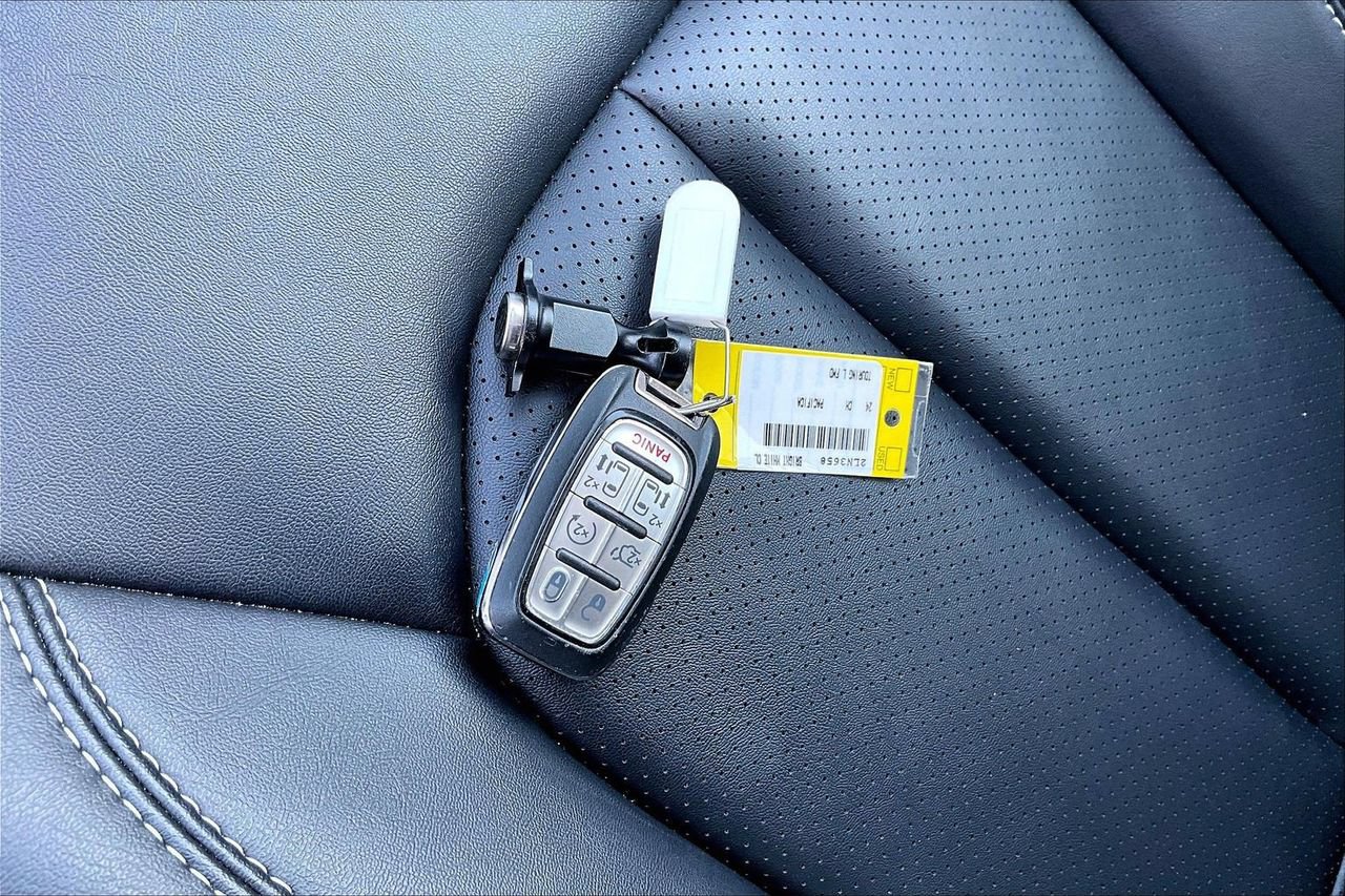 Used 2024 Chrysler Pacifica Touring-L FWD image 31