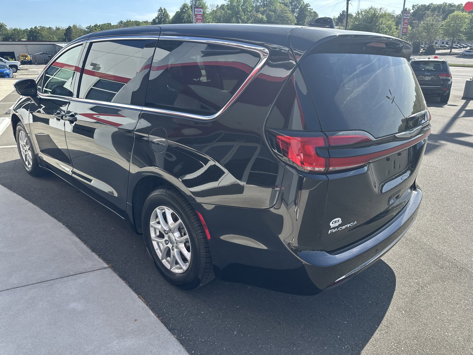 Used 2023 Chrysler Pacifica Touring-L FWD image 6