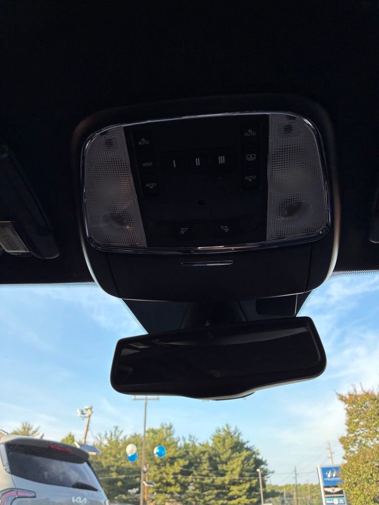 Used 2014 Chrysler 300 C w/ Beats Audio Group RWD image 41