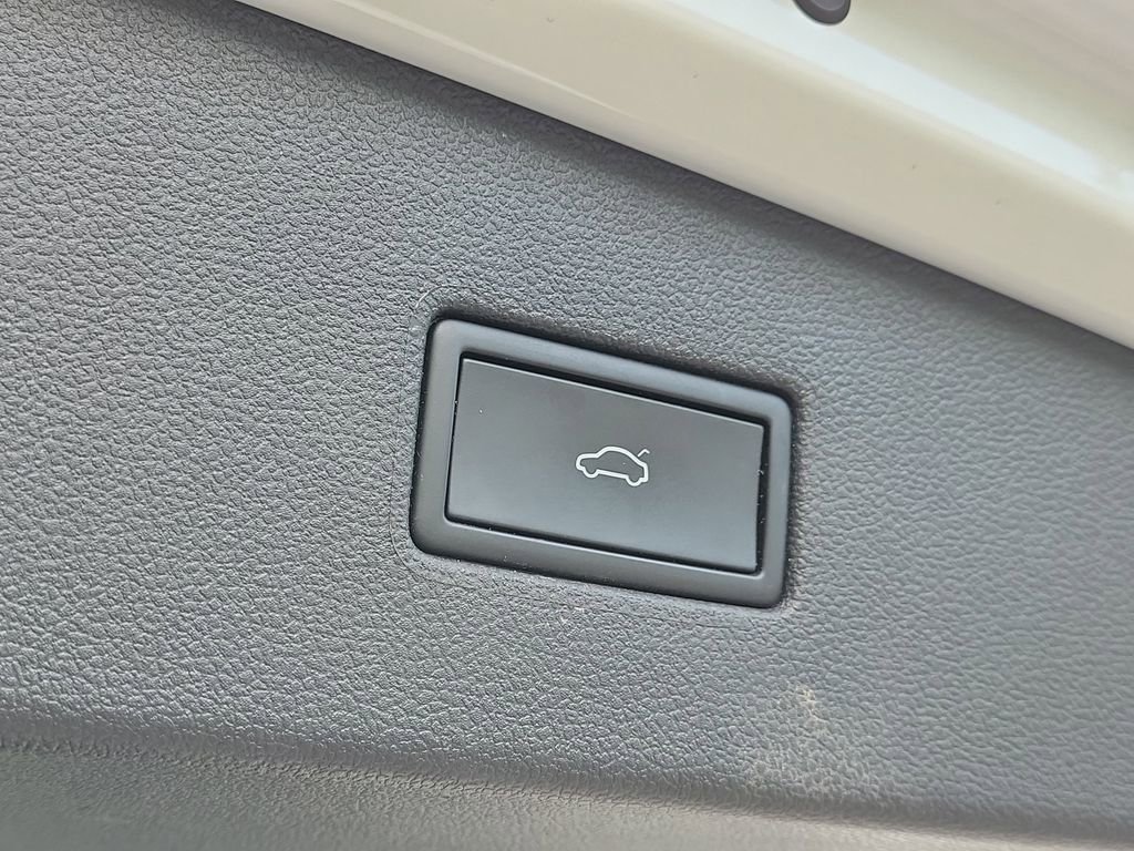 Used 2024 Volkswagen Tiguan SEL R-Line image 10