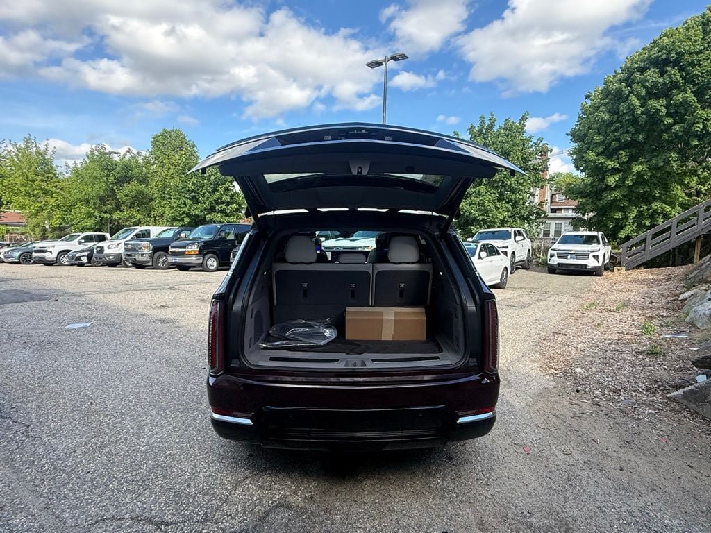 Used 2025 Cadillac Escalade IQ Luxury 1 w/ LPO, Radiant Package AWD/4WD image 6