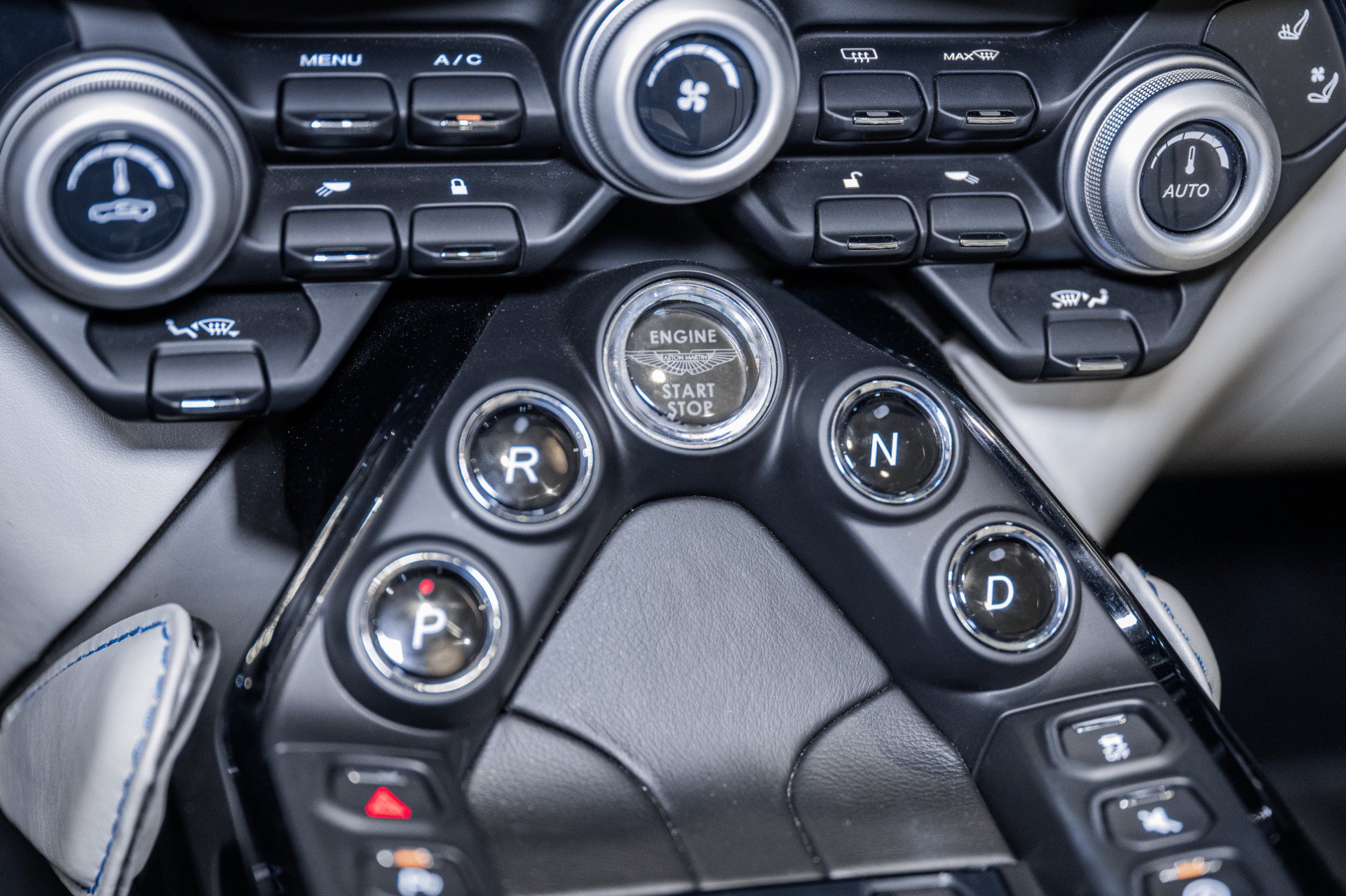 Used 2021 Aston Martin V8 Vantage Roadster RWD image 29