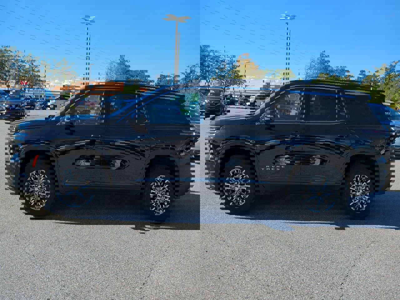 Used 2025 Chevrolet Traverse LT image 7