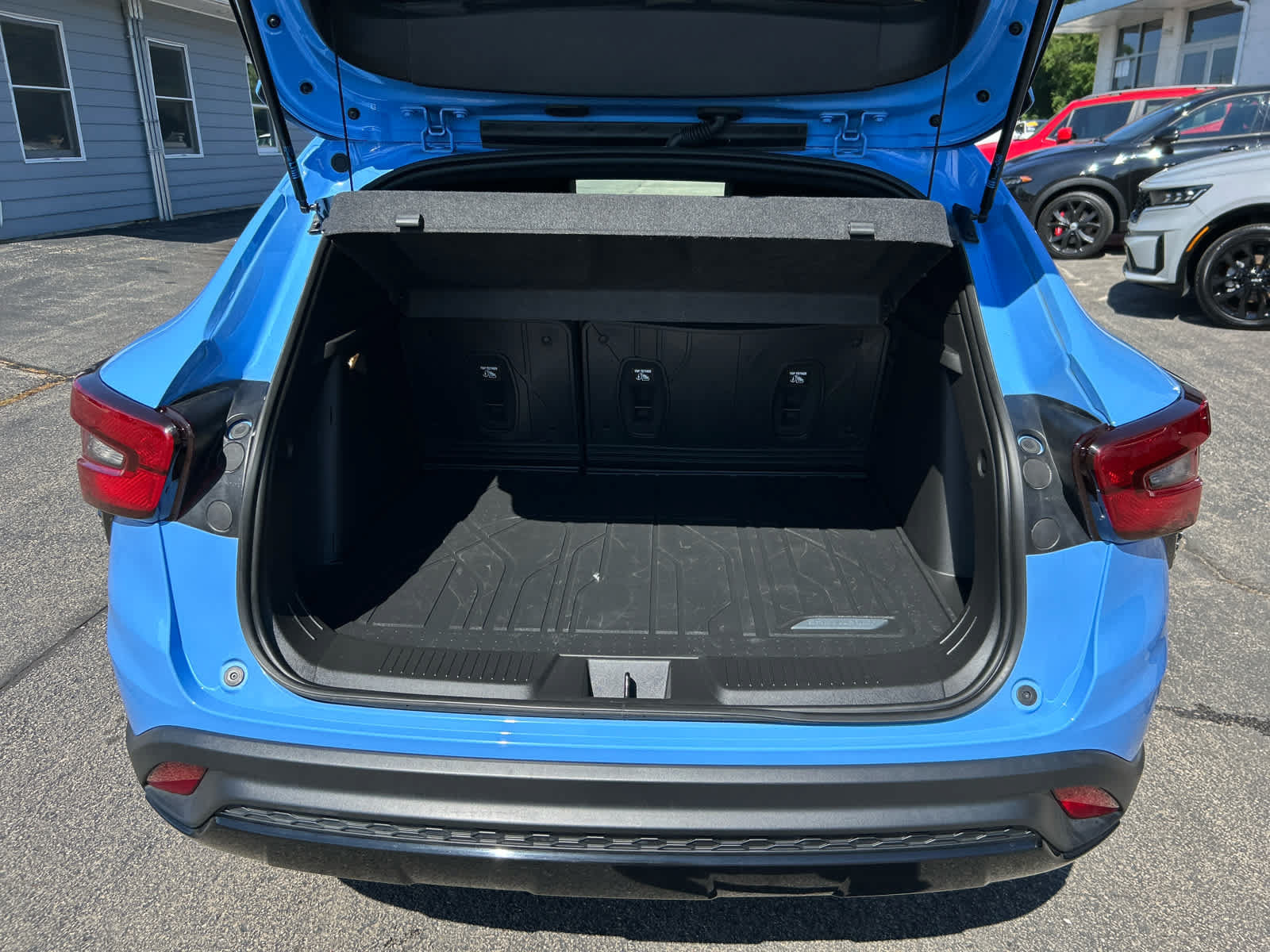 Used 2024 Chevrolet Trax RS w/ Sunroof Package FWD image 24