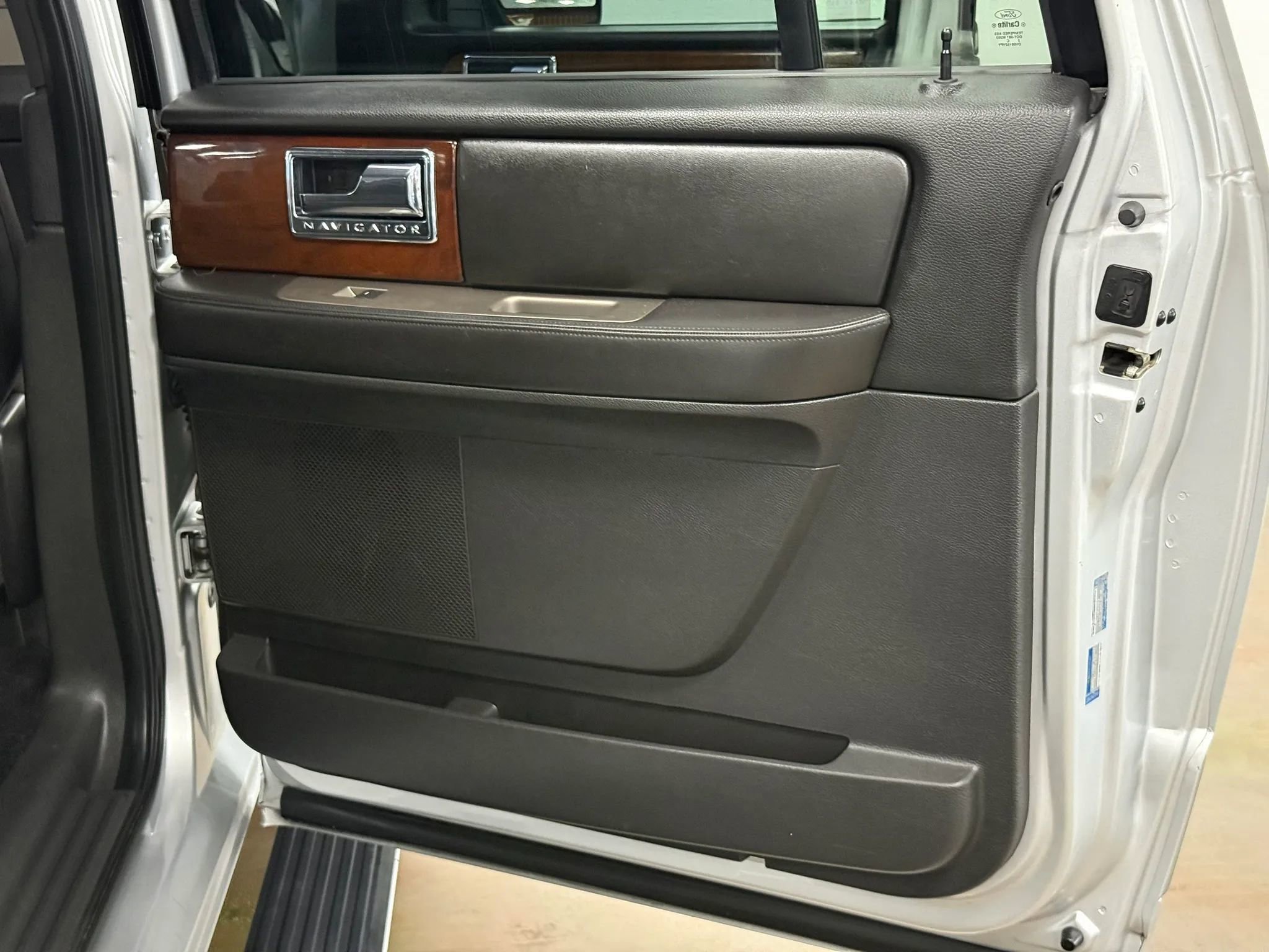 Used 2012 Lincoln Navigator L 4WD image 24