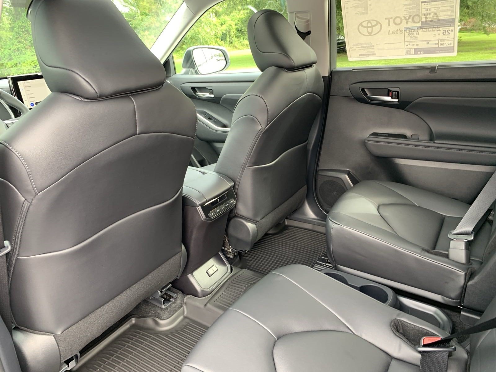 New 2024 Toyota Highlander XLE FWD image 24