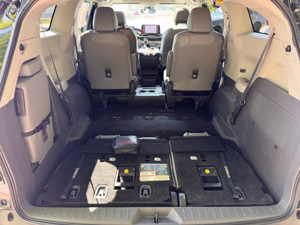 Used 2023 Toyota Sienna XLE FWD image 28