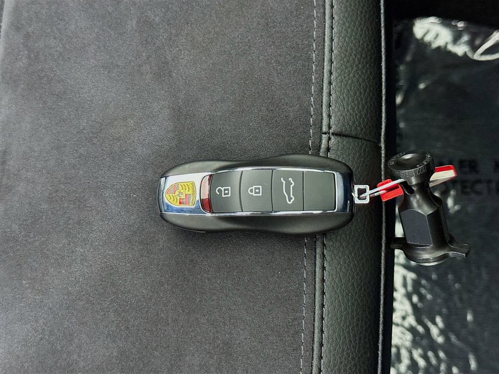 Used 2021 Porsche Macan AWD/4WD image 41