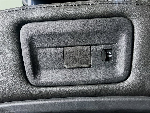 Used 2024 Land Rover Discovery S image 28