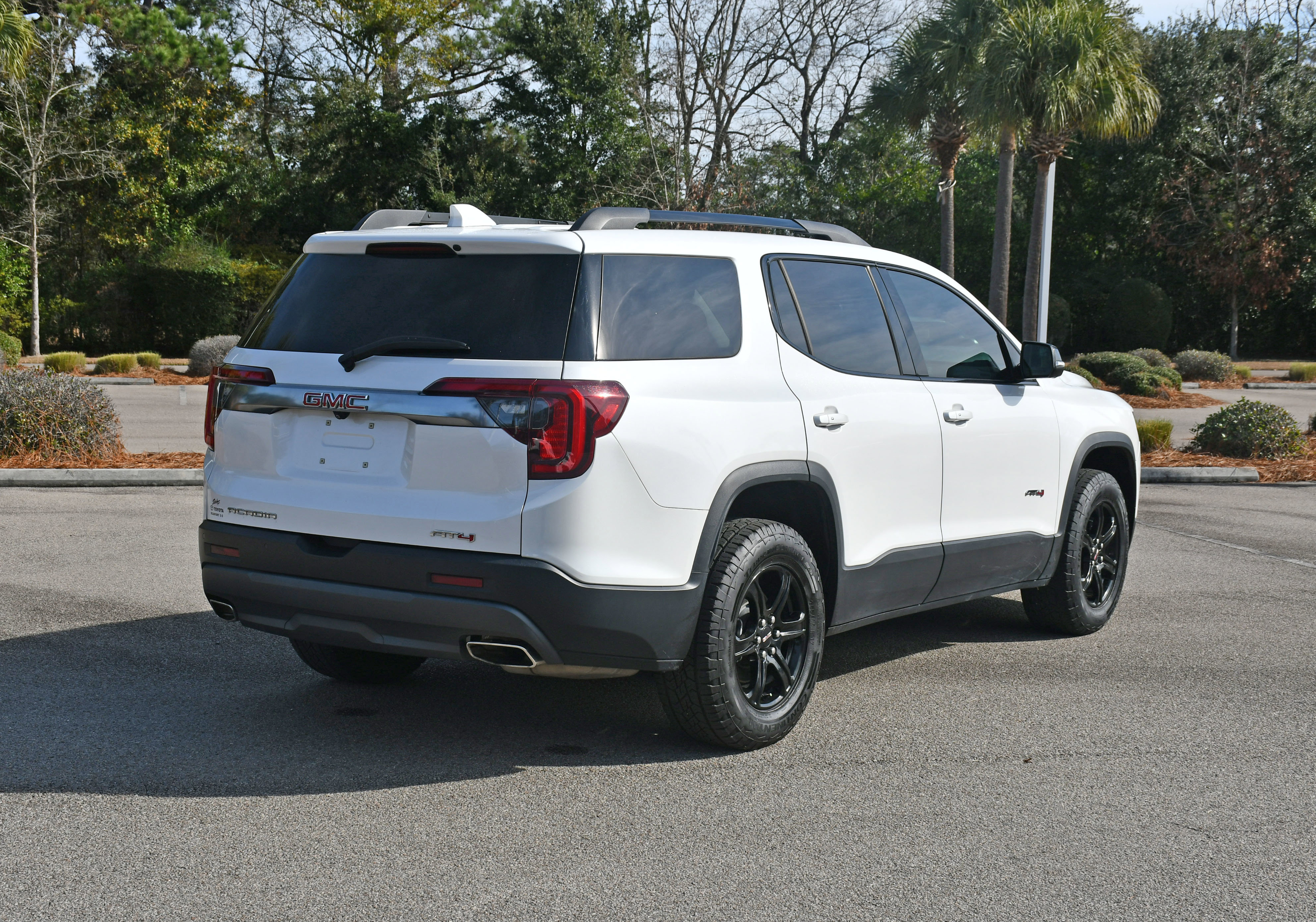 Used 2022 GMC Acadia AT4 w/ Technology Package image 3
