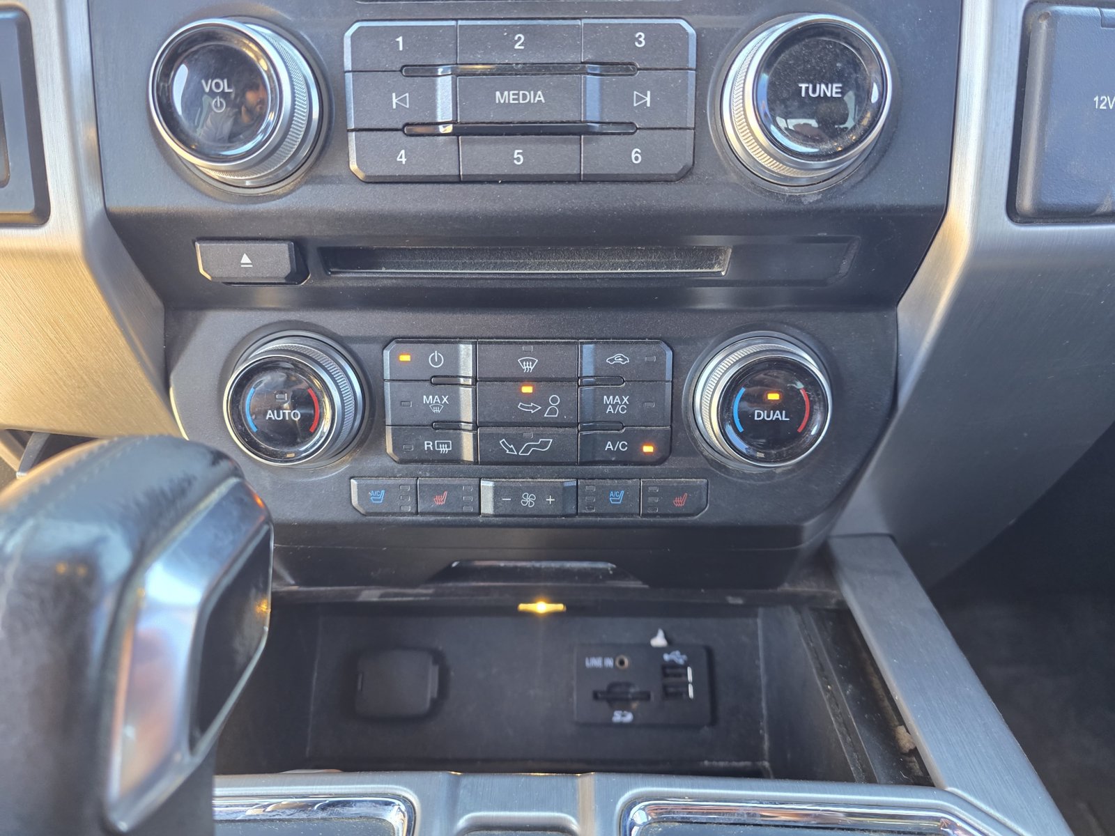 Used 2015 Ford F150 Platinum w/ Equipment Group 701A Luxury AWD/4WD image 22