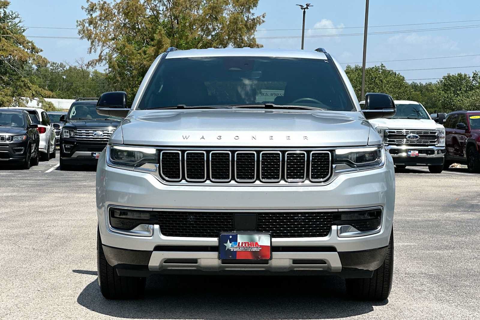 Used 2023 Jeep Wagoneer L Series II AWD/4WD image 10
