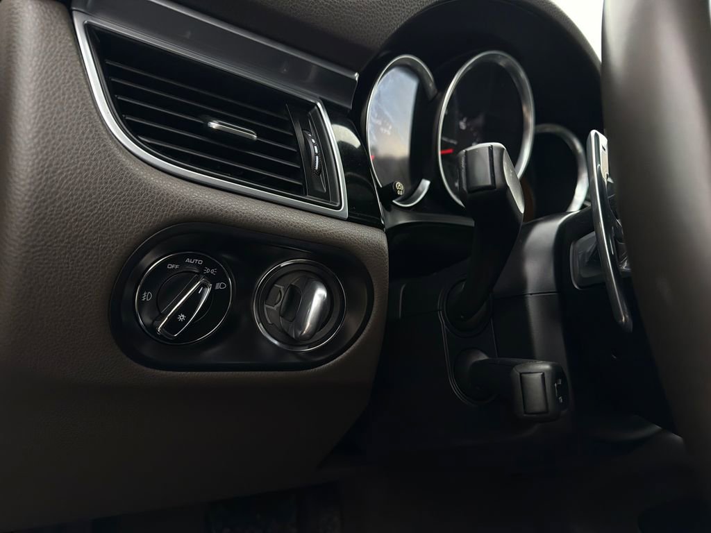 Used 2018 Porsche Macan image 32