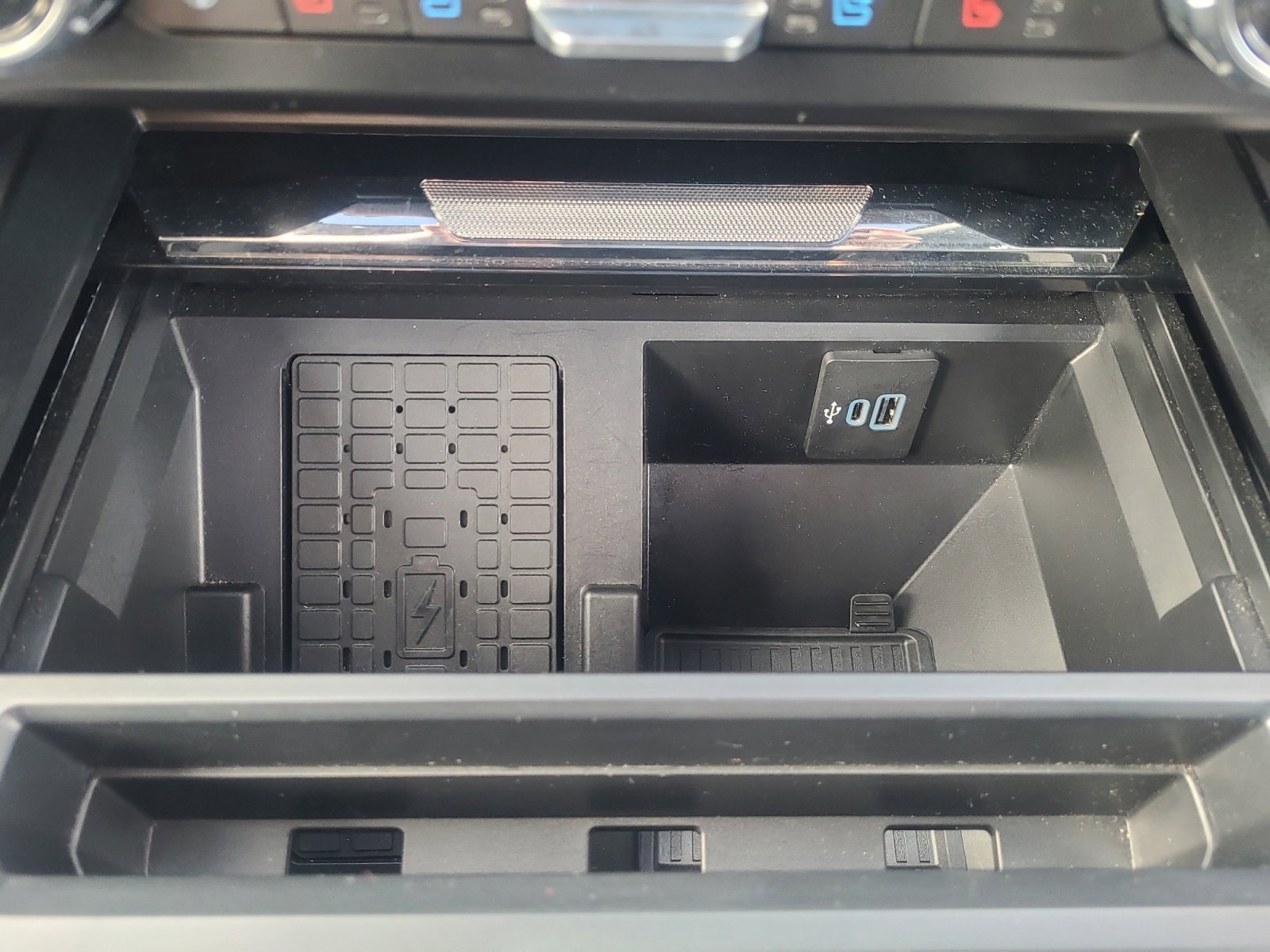 Certified 2025 Ford F350 Lariat w/ Black Appearance Package image 36