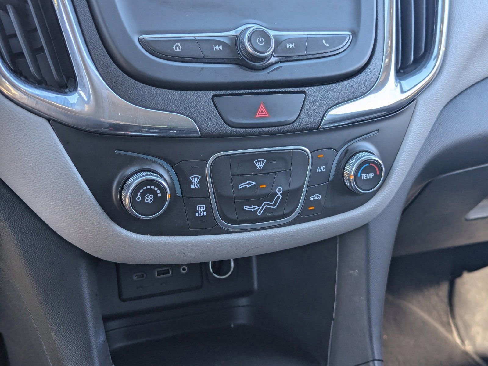 Used 2020 Chevrolet Equinox LS image 29