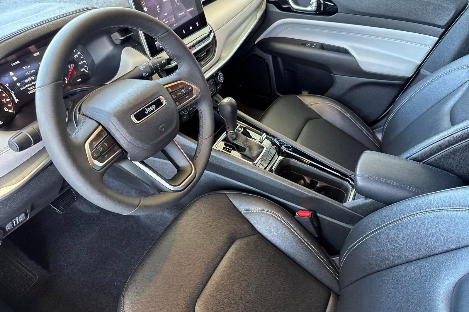 Used 2025 Jeep Compass Limited image 4