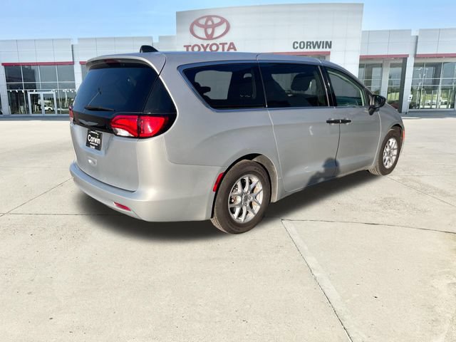 Used 2023 Chrysler Voyager LX FWD image 5
