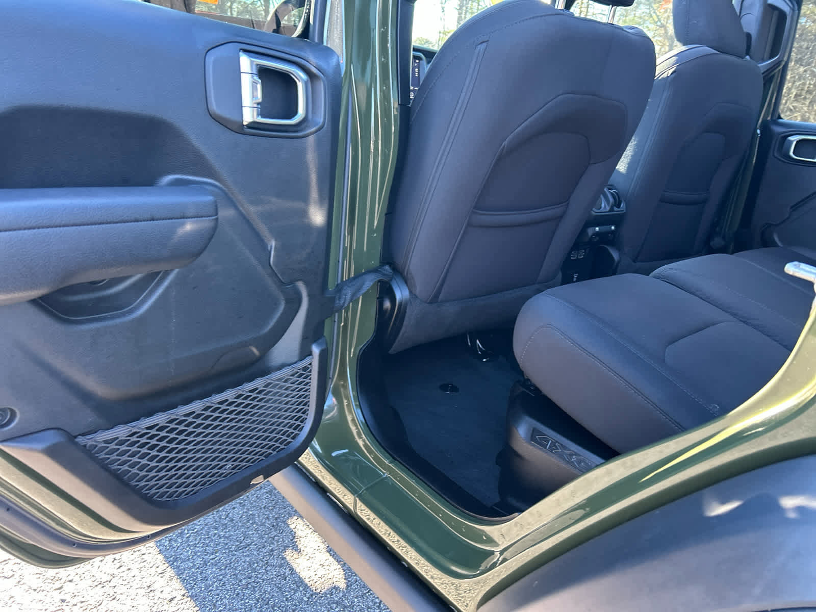 Used 2023 Jeep Wrangler Unlimited w/ Sun & Screen Package image 32