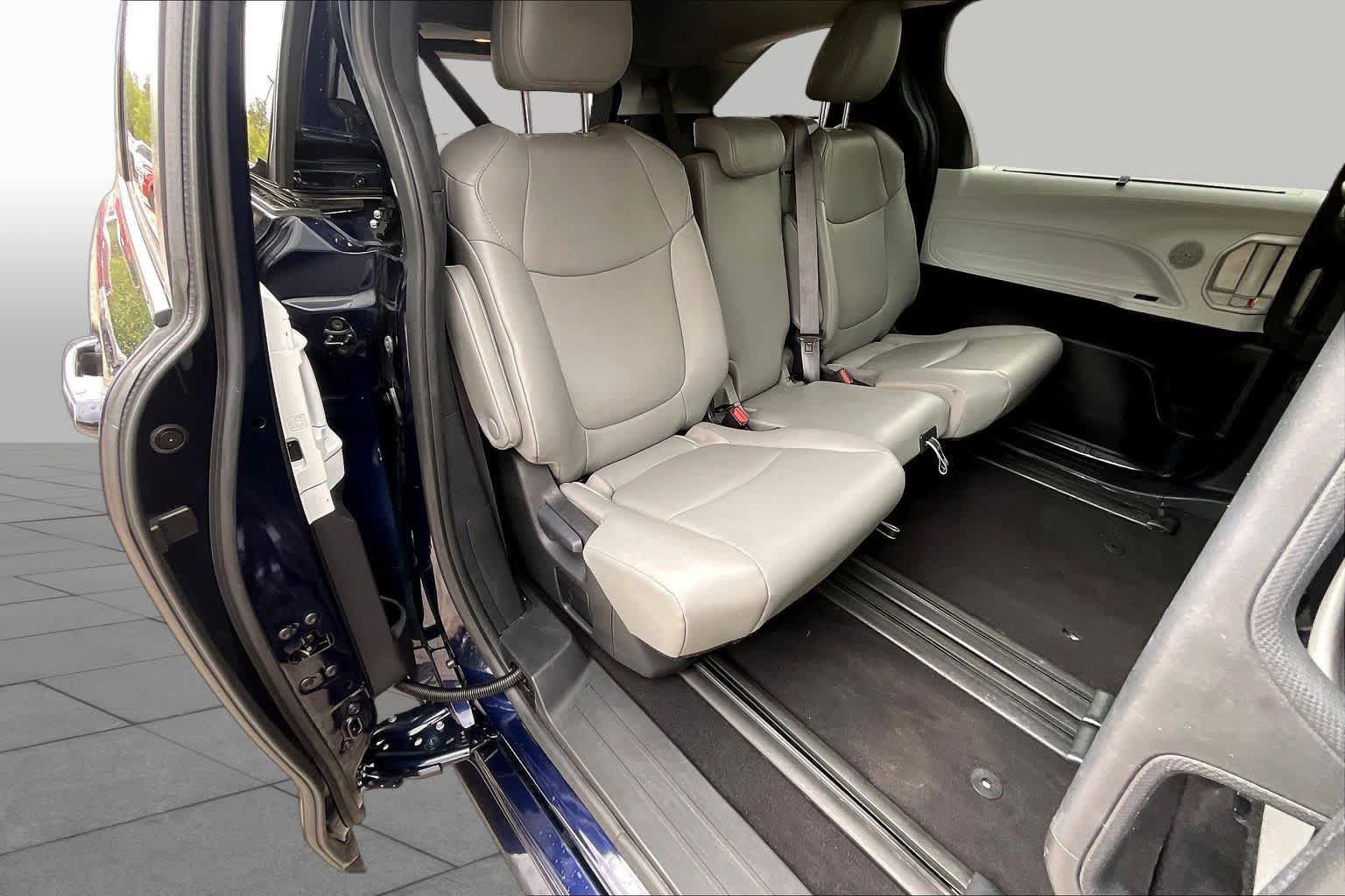 Used 2025 Toyota Sienna XLE FWD image 34