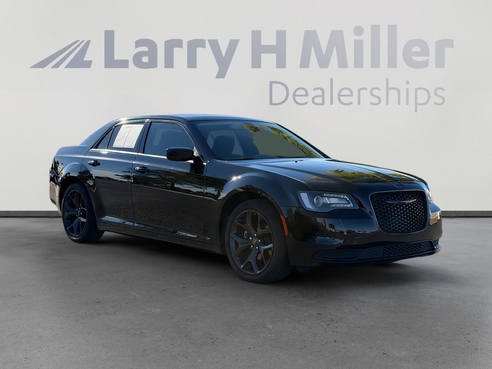 Used 2023 Chrysler 300 Touring w/ Sport Appearance Package image 8