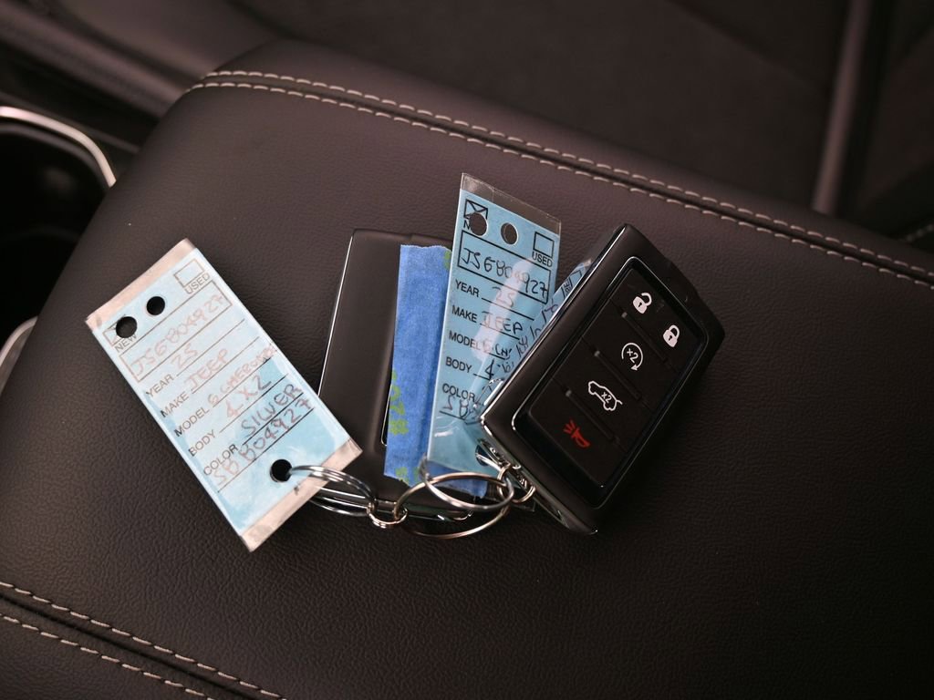 New 2025 Jeep Grand Cherokee Altitude image 19