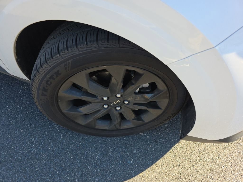 Used 2023 Kia Carnival SX image 3