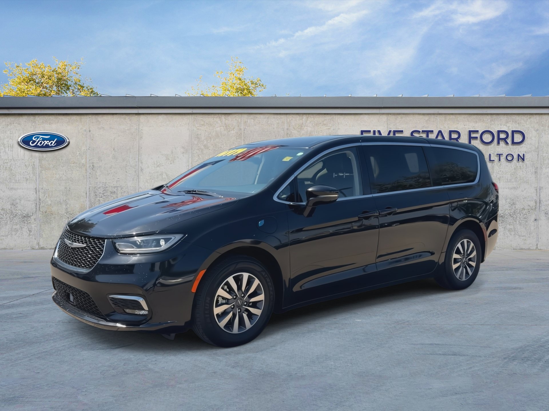 Used 2024 Chrysler Pacifica Limited FWD image 4