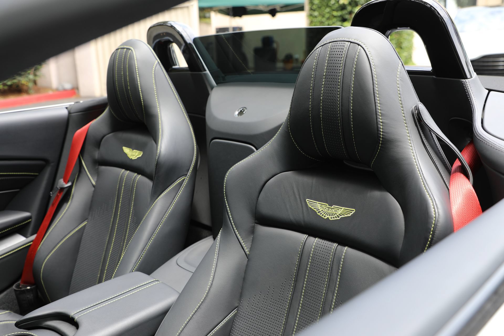 Used 2023 Aston Martin V8 Vantage Roadster RWD image 25