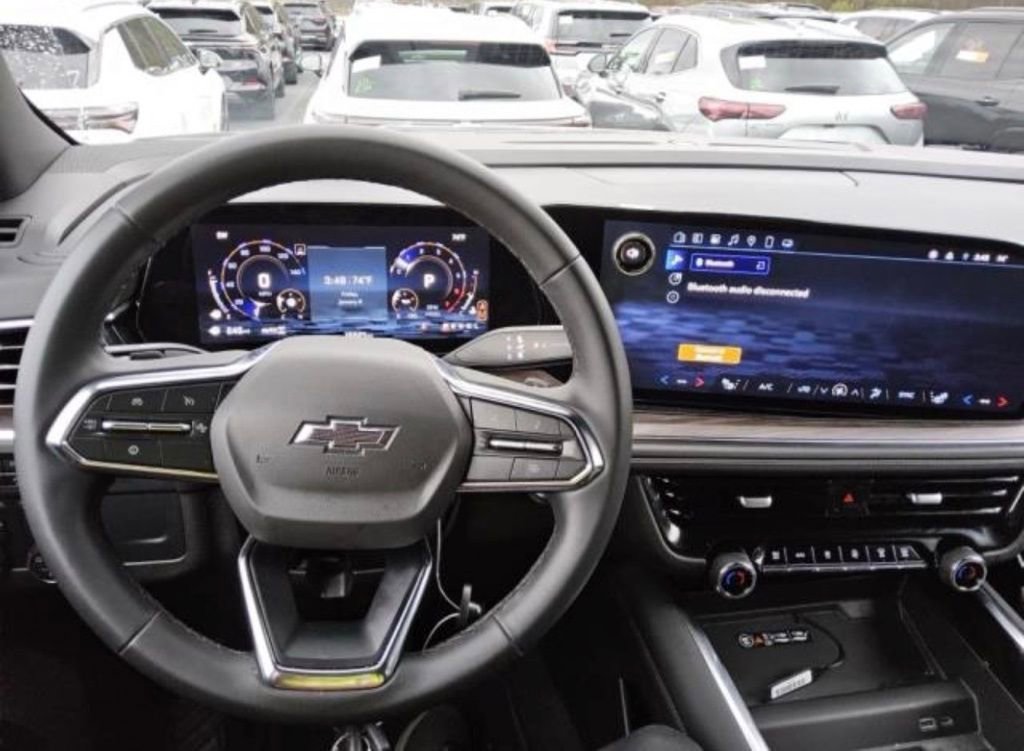 Used 2025 Chevrolet Tahoe Z71 image 2