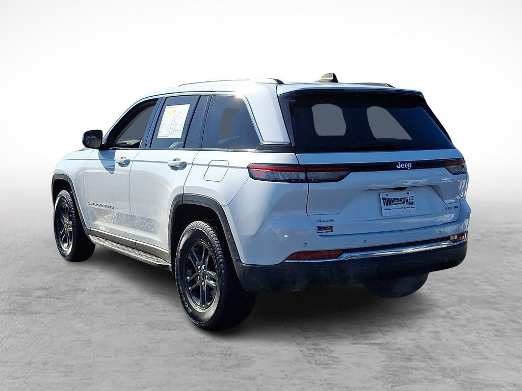 Certified 2023 Jeep Grand Cherokee Laredo image 3