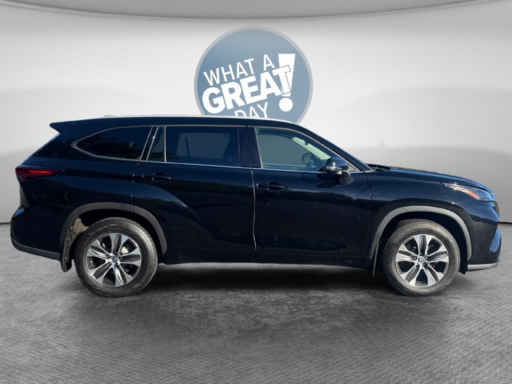 Used 2022 Toyota Highlander XLE AWD/4WD image 2