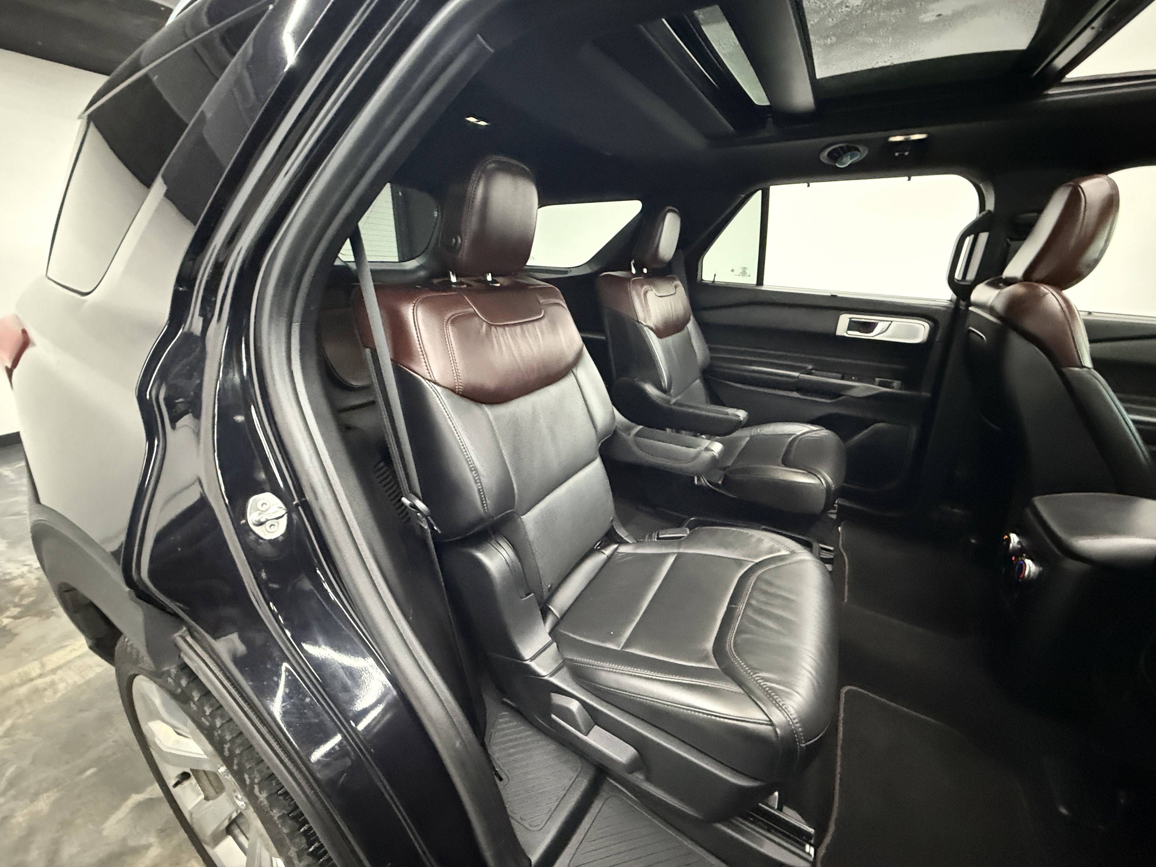 Used 2020 Ford Explorer Platinum image 29